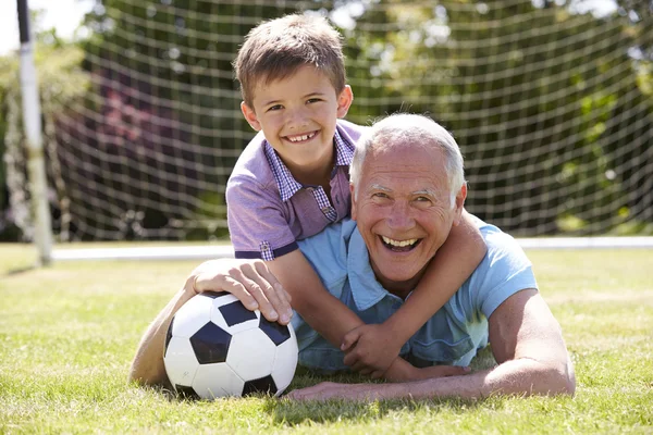 Farfar och sonson med fotboll — Stockfoto