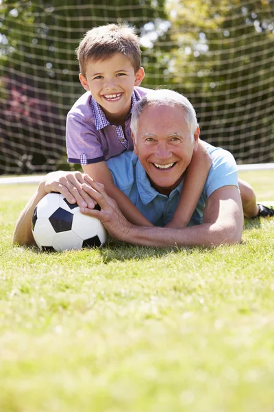 Nonno e nipote con calcio — Foto Stock