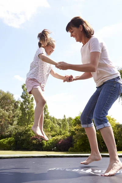 Moeder en dochter bouncen op de Trampoline — Stockfoto