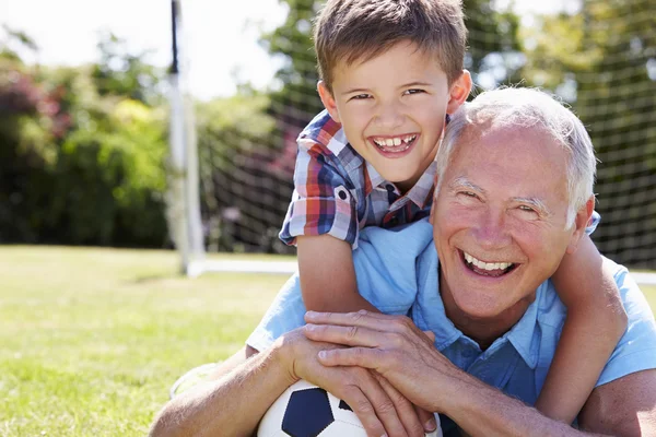 Farfar och sonson med fotboll — Stockfoto