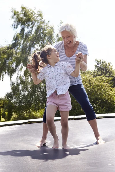 Nonna e nipote rimbalzare su trampolino — Foto Stock