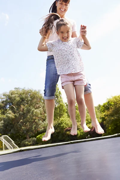 Mutter und Tochter hüpfen auf Trampolin — Stockfoto