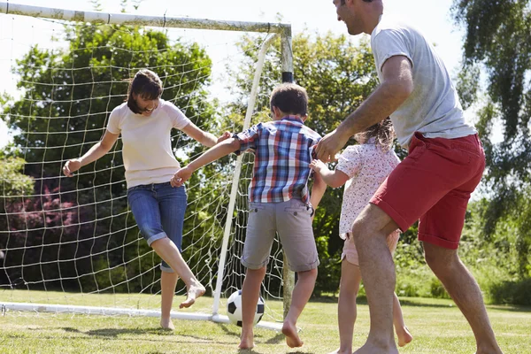 Familia jugando fútbol en el jardín — Foto de Stock