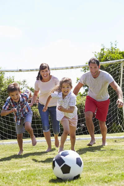 Famille jouant au football dans le jardin — Photo