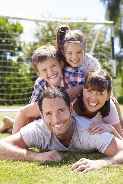 Familie voetballen In de tuin — Stockfoto