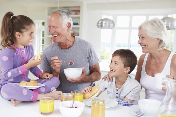 Abuelos con nietos Desayunando — Foto de Stock