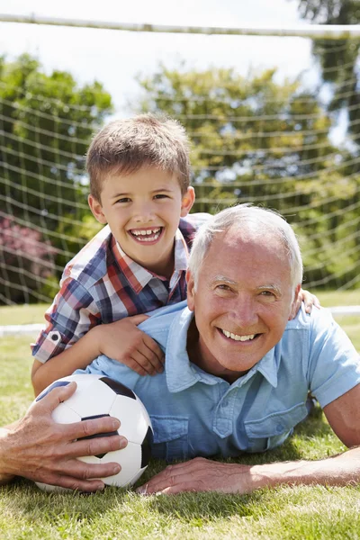 Παππού και εγγονό με ποδοσφαίρου — Φωτογραφία Αρχείου