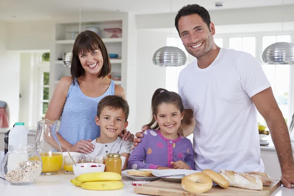 Familia haciendo desayuno en la cocina — Foto de Stock