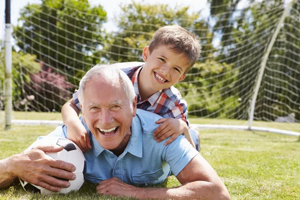 Grand-père et petit-fils avec le football — Photo