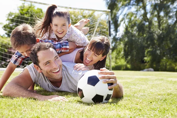 Bahçede futbol oynarken aile — Stok fotoğraf