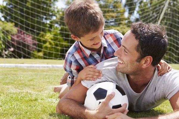 Pai e filho com futebol — Fotografia de Stock