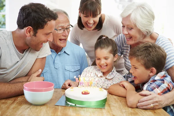 Famille célébrant l'anniversaire de sa fille — Photo