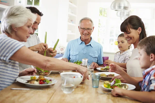 Comer comida familiar em torno da mesa da cozinha — Fotografia de Stock