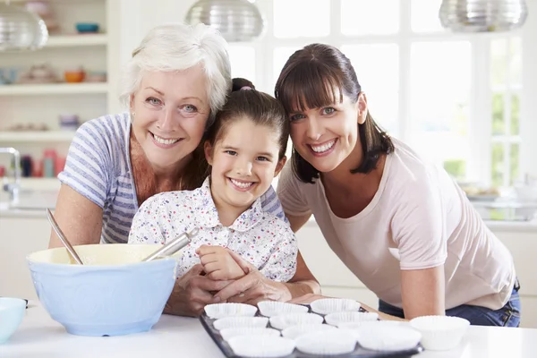 Nagymama, unokája és anya tortáját — Stock Fotó