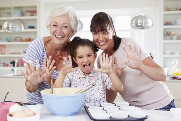 Abuela, Nieta y Madre Pastel para Hornear — Foto de Stock