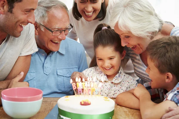 Família celebrando o aniversário da filha — Fotografia de Stock