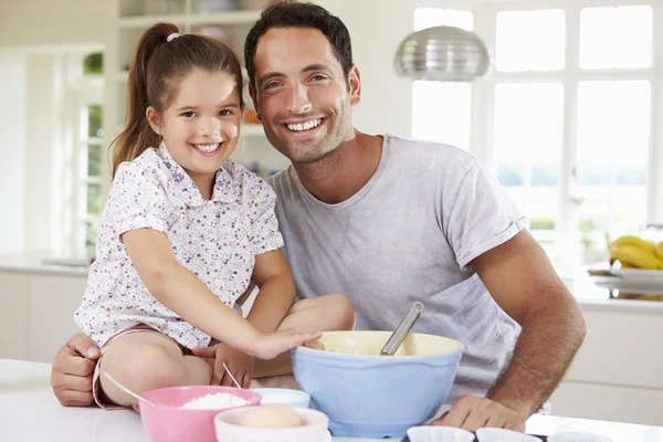 Father And Daughter taart bakken — Stockfoto