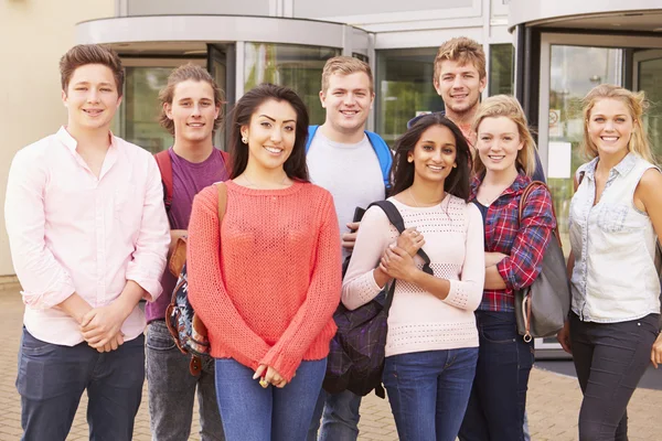 Grupo de estudiantes universitarios con tutor — Foto de Stock