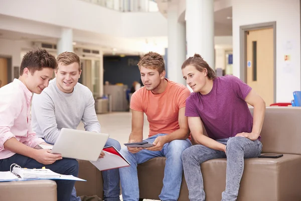 Studenten sitzen zusammen und reden — Stockfoto