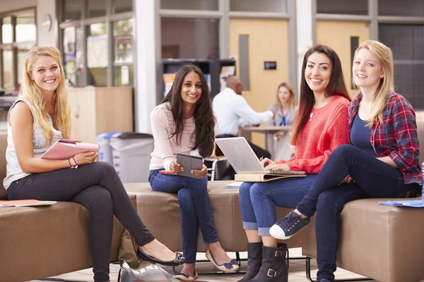 Studenten sitzen zusammen und reden — Stockfoto