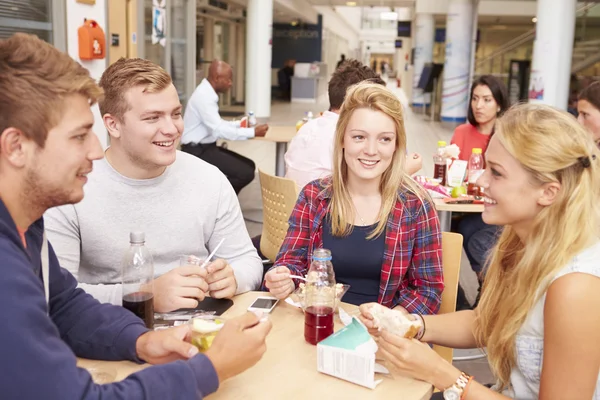 Skupina studentů jíst oběd spolu — Stock fotografie