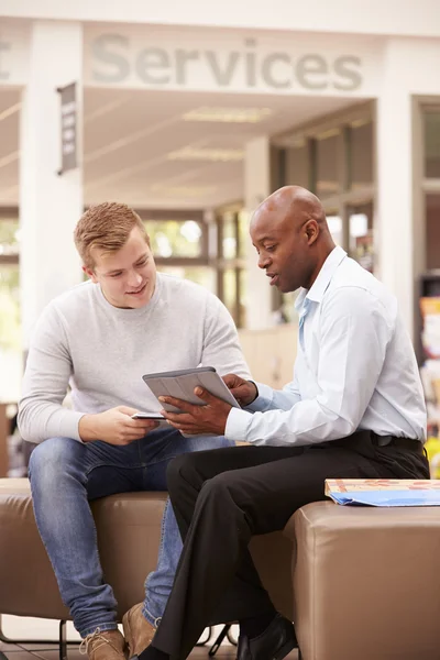 Estudiante teniendo reunión con el tutor —  Fotos de Stock