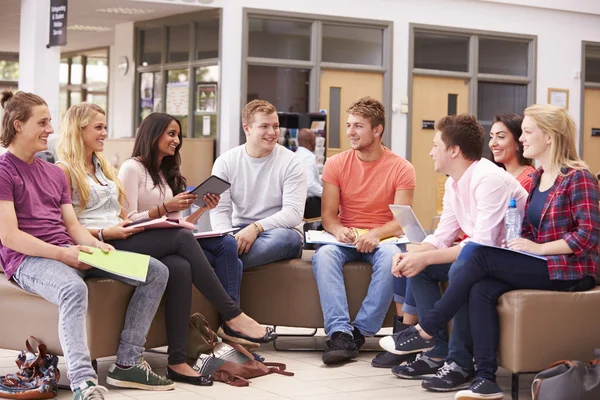 Grupo de estudantes universitários conversando juntos — Fotografia de Stock