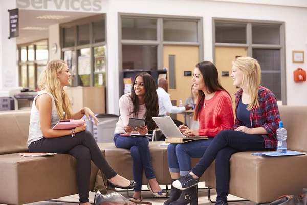 Studenten zitten en samen praten — Stockfoto