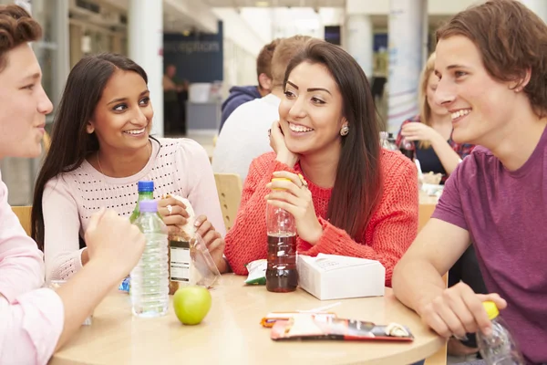 Grupo de estudiantes comiendo juntos — Foto de Stock