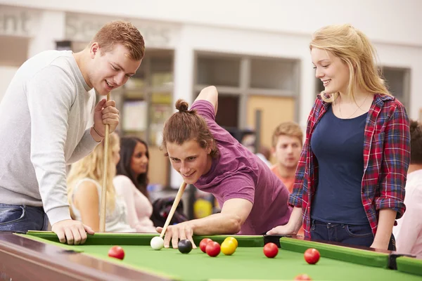 Étudiants se détendre et jouer au billard — Photo