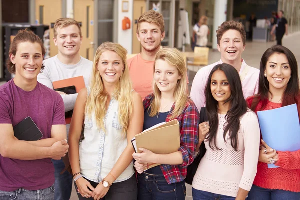 Grupo de estudiantes universitarios — Foto de Stock