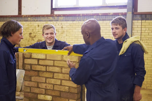 Leraar helpen studenten opleiding om bouwers — Stockfoto