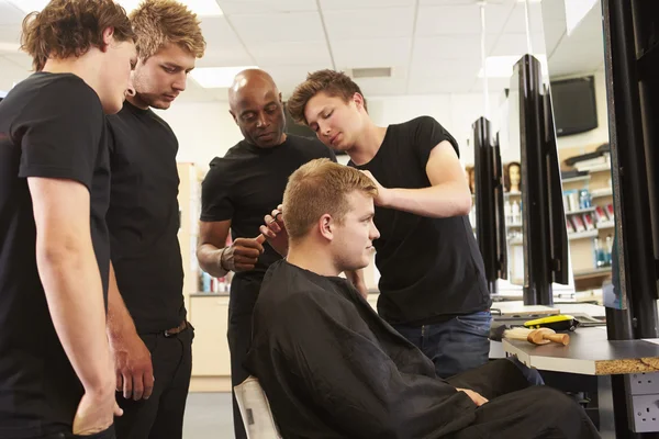 Teacher with Students Training To Become Hairdressers — Stock Photo, Image