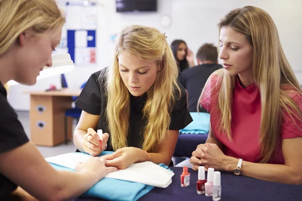 Studenti di formazione per diventare estetiste — Foto Stock