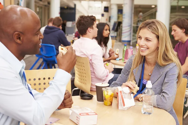 Faculdade tutores comer almoço juntos — Fotografia de Stock