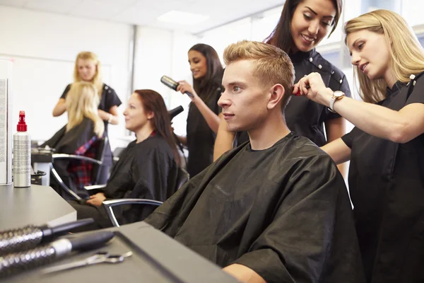 Teacher with Students Training To Become Hairdressers — Stock Photo, Image