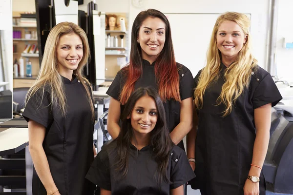Teacher with Students Training To Become Hairdressers — Stock Photo, Image