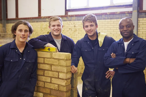 Teacher Helping Students Training To Be Builders — Stock Photo, Image