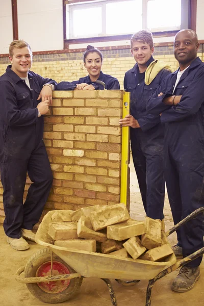 Teacher Helping Students Training To Be Builders — Stock Photo, Image