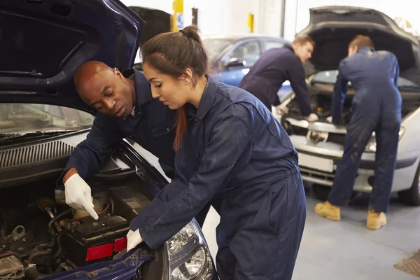 Docent Student opleiding om auto mechanica — Stockfoto