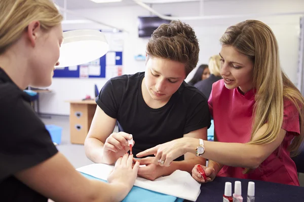 Estudantes treinando para se tornar esteticistas — Fotografia de Stock