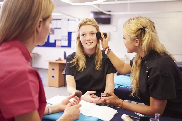 Studenter utbildning att bli hudterapeuter — Stockfoto