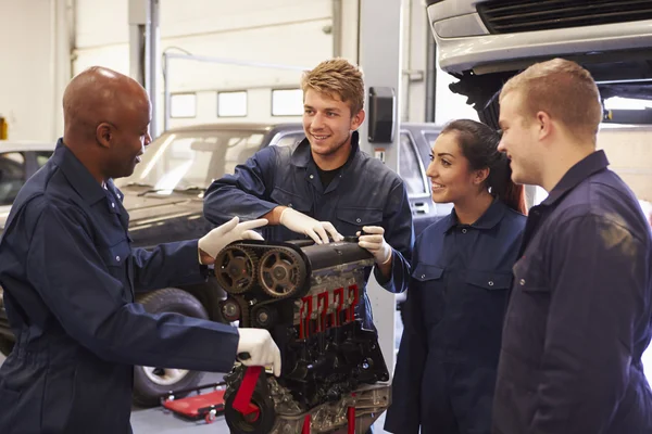 Leraar met studenten opleiding om auto mechanica — Stockfoto