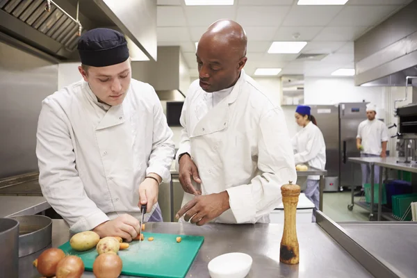 Studerande som utbildar sig till att arbeta i catering — Stockfoto