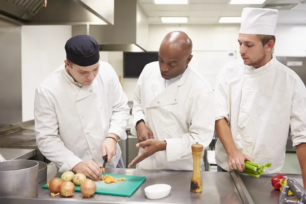 Studerande som utbildar sig till att arbeta i catering — Stockfoto