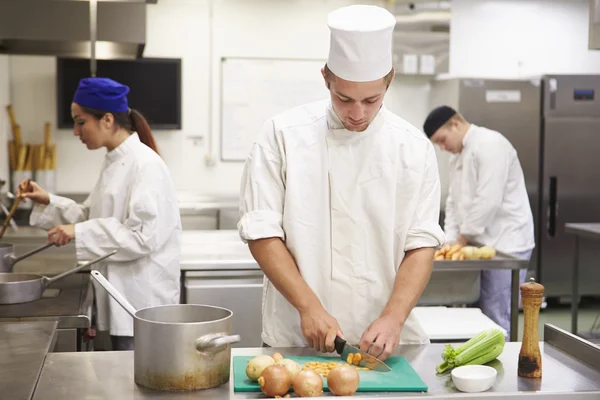 Studentów szkolenia do pracy w gastronomii — Zdjęcie stockowe