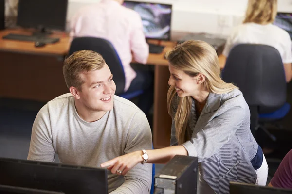 Étudiants du collège en classe de technologie — Photo