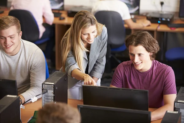 Studenten im Technikunterricht — Stockfoto