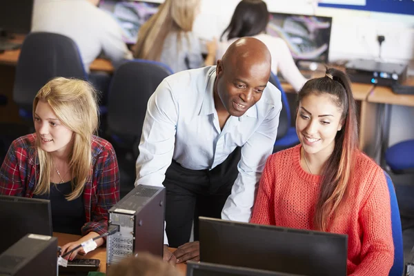 Étudiants du collège en classe de technologie — Photo