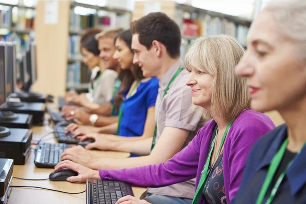 Volwassen studenten die werken op Computers — Stockfoto